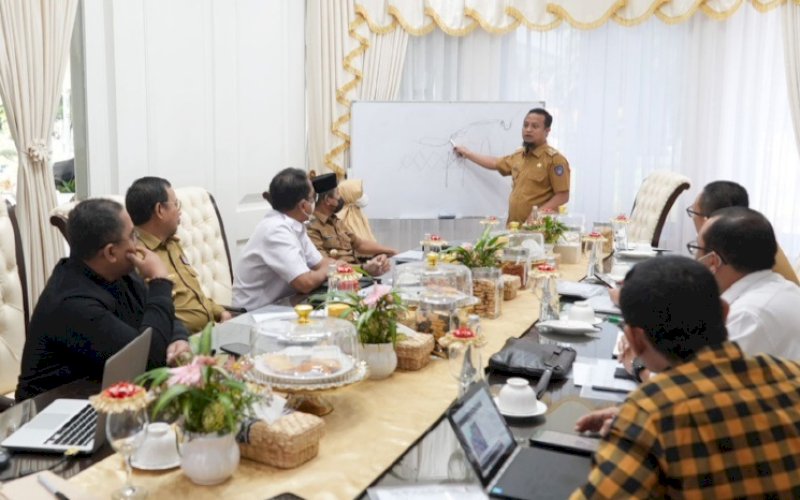 PIMPIN RAPAT. Gubernur Sulsel, Andi Sudirman Sulaiman, memimpin rapat evaluasi dan memberikan arahan terkait mitigasi atau penanggulangan bencana banjir di Rujab Gubernur Sulsel, Senin (21/11/2022). foto: istimewa