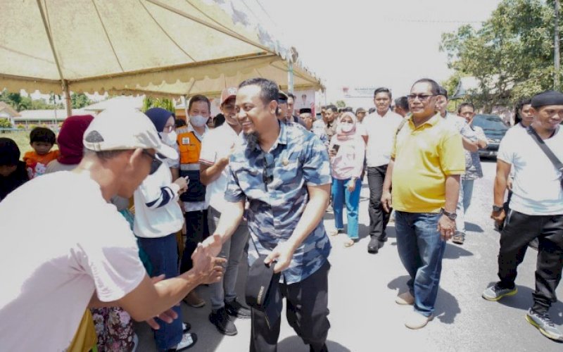 PERESMIAN JALAN. Gubernur Sulsel, Andi Sudirman Sulaiman, disambut warga saat meresmikan ruas jalan Pinrang-Rappang sepanjang 3,3 Kilometer (Km) di Alecalimpo, Keluruhan Pakkie, Kecamatan Tiroang, Kabupaten Pinrang, Minggu (13/11/2022). foto: istimewa