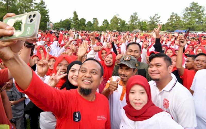 JALAN SEHAT. Gubernur Sulsel, Andi Sudirman Sulaiman, jalan sehat Sulsel Anti Mager bersama warga di Malino, Kabupaten Gowa, Sabtu (5/11/2022). foto: istimewa