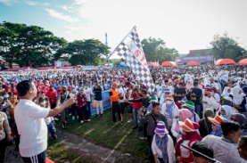 Gubernur Bersama 10 Ribu Masyarakat Jalan Sehat Sulsel Anti Mager di Selayar
