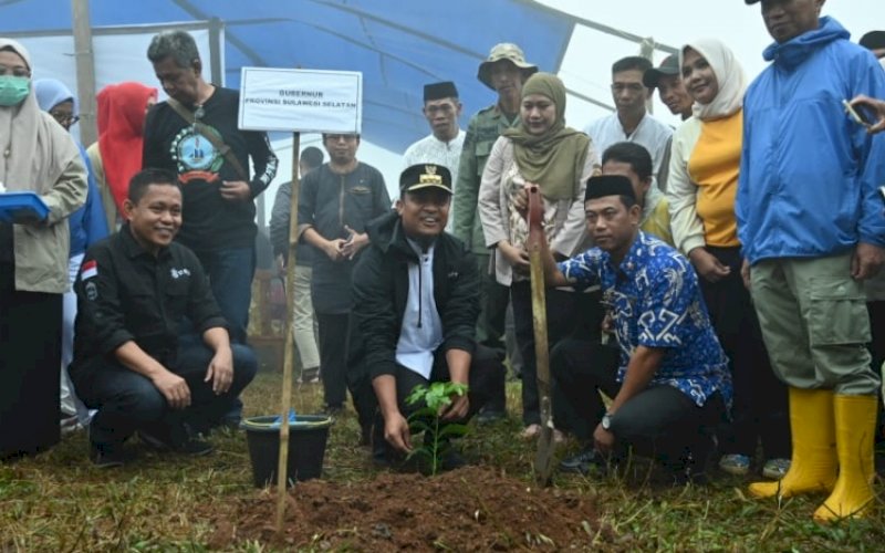 PENANAMAN. Gubernur Sulsel, Andi Sudirman Sulaiman, melakukan penanaman bibit kopi bersama masyarakat di Topidi, Kelurahan Bontolerung, Kecamatan Tinggimoncong, Kabupaten Gowa, Jumat (4/11/2022). foto: istimewa