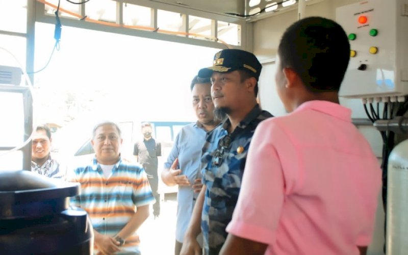 PENINJAUAN. Gubernur Sulsel, Andi Sudirman Sulaiman, meninjau fasiltas Teknologi Pengelolaan Air Siap Minum (Arsinum) di Pesisir Desa Mattirotasi, Kecamatan Mattiro Sompe, Kabupaten Pinrang, Minggu (13/11/2022). foto: istimewa