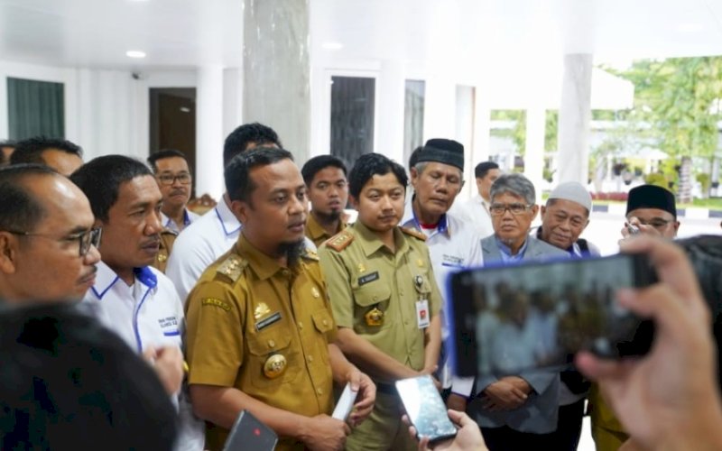 BERI KETERANGAN. Gubernur Sulsel, Andi Sudirman Sulaiman, bersama Apindo Sulsel dan perwakilan Serikat Buruh memberikan keterangan usai menetapkan Upah Minimum Provinsi (UMP) Sulsel 2023 dengan kenaikan 6,9 persen. foto: istimewa