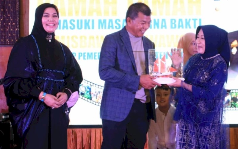 RAMAH TAMAH. Bupati Bulukumba Andi Muchtar Ali Yusuf bersama istrinya Andi Herfida Attas menghadiri ramah tamah yang digelar Asisten Administrasi Umum Setda Kabupaten Bulukumba Misbawati A Wawo yang akan memasuki purna bakti, 30 November 2022, di Ballroom Hotel Agri Bulukumba, Jumat (25/11/2022). foto: istimewa