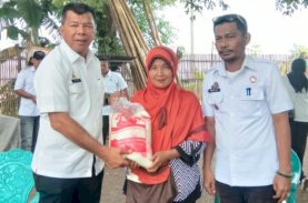 Andi Utta Bagikan Beras kepada Warga Situbaru