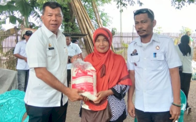 PEDULI. Bupati Bulukumba, Andi Muchtar Ali Yusuf, mengunjungi dan membagikan beras kepada warga yang ada di pesisir Pantai Situbaru, Kelurahan Bintarore, Kecamatan Ujung Bulu, Kabupaten Bulukumba, Rabu (2/11/2022). foto: istimewa