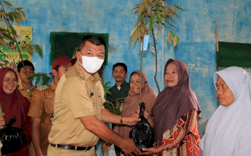 PENYERAHAN. Bupati Bulukumba, Andi Muchtar Ali Yusuf, menyerahkan secara simbolis bibit unggul di Desa Dampang dan Desa Benteng Gantarang, Kecamatan Gantarang, Selasa (15/11/2022). foto: istimewa