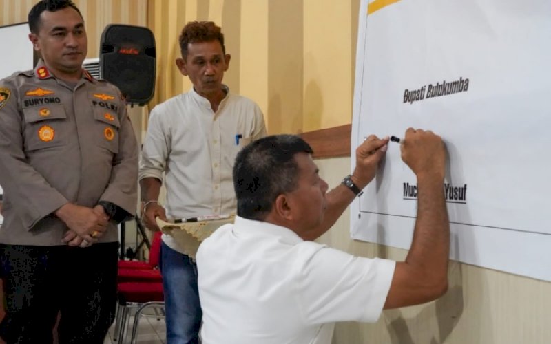 DEKLARASI DAMAI. Bupati Bulukumba, Andi Muchtar Ali Yusuf, ikut menandatangani Deklarasi Damai, Siap Menang dan Siap Kalah bagi Calon Kepala Desa di Aula Kantor Bappelitbangda, Rabu (2/11/2022). foto: istimewa