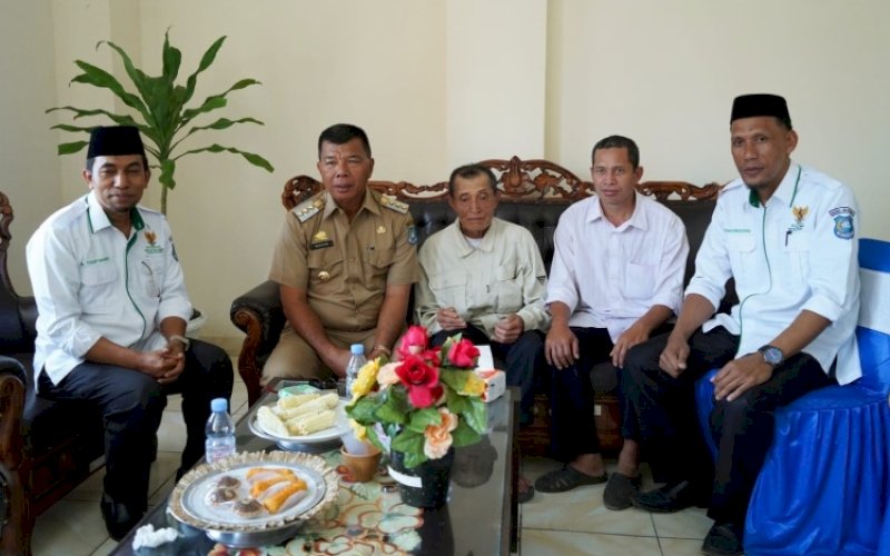AUDIENSI. Ketua Baznas Bulukumba Kamaruddin Hambali bersama Samsu sang pelinggis tebing saat audiensi dengan Bupati Bulukumba Andi Muchtar Ali Yusuf di Kantor Bupati Bulukumba, Senin (28/11/2022). foto: istimewa