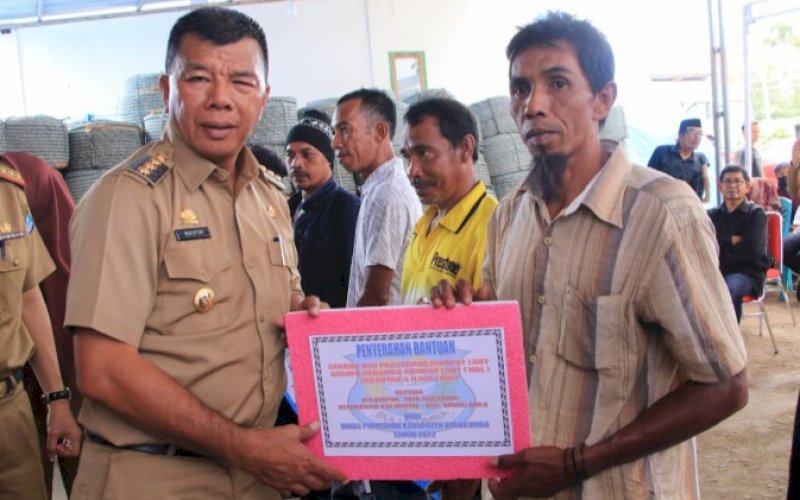 BANTUAN. Bupati Bulukumba, Andi Muchtar Ali Yusuf, menyerahkan bantuan rumpon secara gratis kepada kelompok nelayan di Kelurahan Ela-ela, Kecamatan Ujung Bulu, Kabupaten Bulukumba, Senin (28/11/2022). foto: istimewa