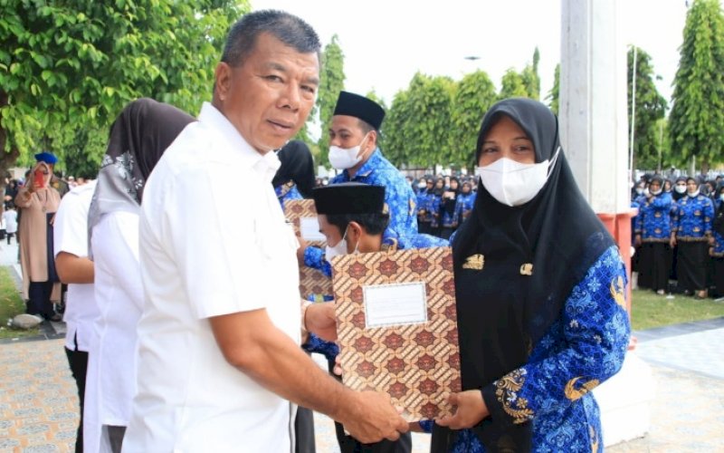 PENYERAHAN SK. Bupati Bulukumba, Andi Muchtar Ali Yusuf, telah menyerahkan Surat Keputusan (SK) pengangkatan PPPK formasi tenaga guru di halaman Kantor Bupati Bulukumba, Kamis (16/11/2022). foto: istimewa