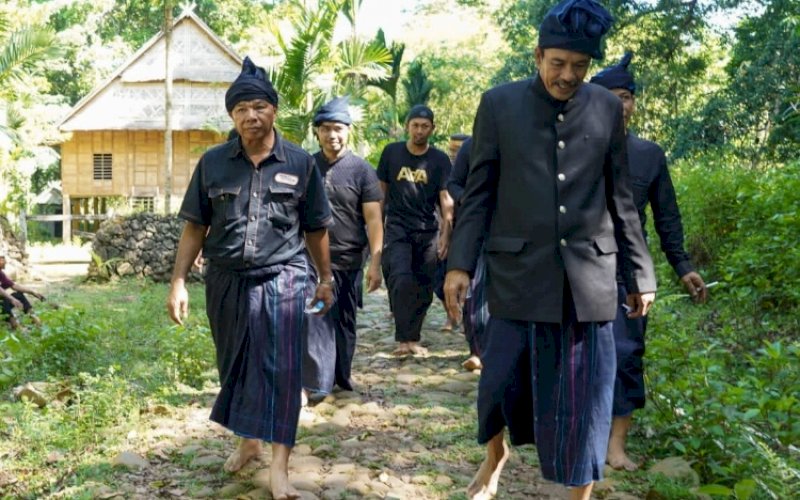 JALAN KAKI. Bupati Bulukumba, Andi Muchtar Ali Yusuf (kiri), berjalan kaki saat berkunjung ke kawasan Adat Ammatoa Kajang, Kabupaten Bulukumba, Kamis (3/11/2022). foto: istimewa