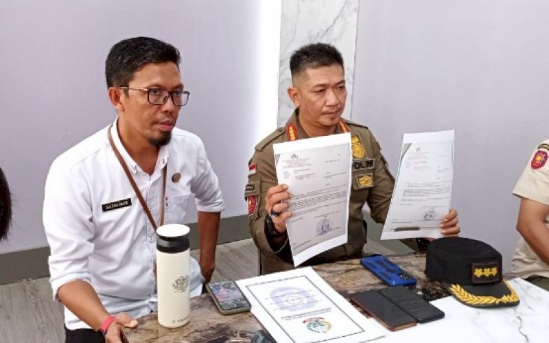 BERI KETERANGAN. Kepala Satpol PP Provinsi Sulsel Andi Wijaya didampingi Kabid Humas Diskominfo-SP Provinsi Sulsel Sultan Rakib saat memberikan klarifikasi terkait kabar terkini dua anggotanya pada conferensi pers yang digelar Humas Pemprov Sulsel di Ruang Media Center Kantor Gubernur Sulsel, Rabu (2/11/2022). foto: istimewa