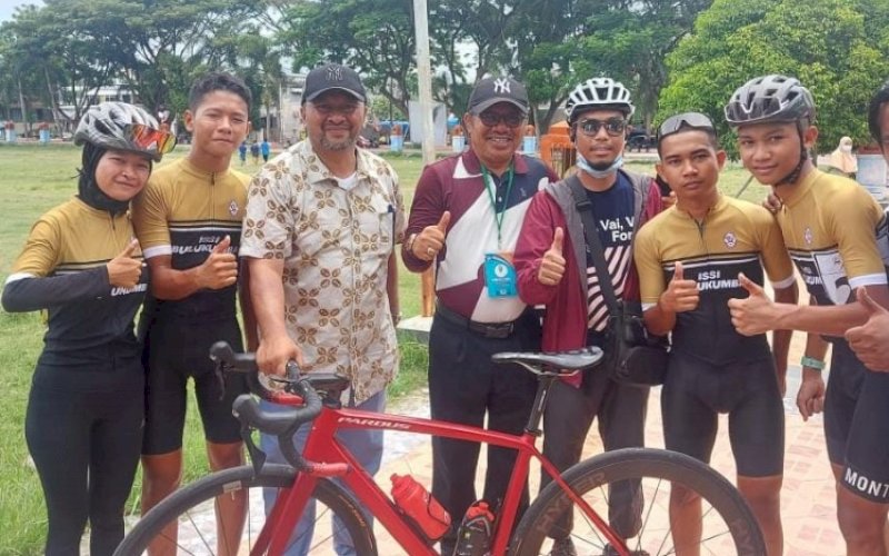 PENYUMBANG MEDALI. Para atlet sepeda Kabupaten Bulukumba. Cabang olahraga sepeda menjadi penyumbang medali terbanyak kontingen Bulukumba pada Porprov XVII 2022 yang baru saja berakhir. foto: istimewa