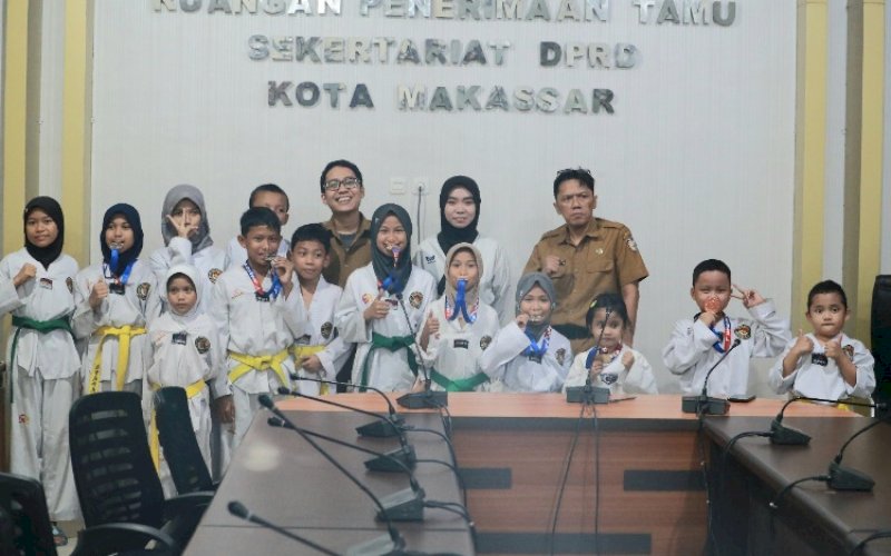 PRESTASI. Kasubbag Humas DPRD Kota Makassar Muh Akbar Rasyid dan pembina atlet Taekwondo DPRD Kota Makassar Abdal Saputra bersama atlet peraih medali Unhas Cup 2022 di Ruang Penerimaan Tamu Sekretariat DPRD Kota Makassar, Senin (21/11/2022). foto: istimewa