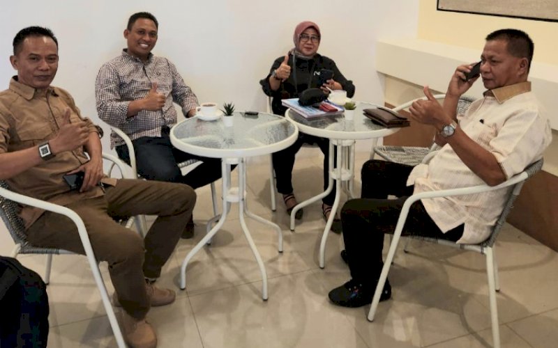 SILATURAHMI. Dua calon Ketua IKAUBOS 45, Baba dan Satriya Madjid, bertemu di salah satu cafe di bilangan Jl Boulevard, Kota Makassar, Kamis (3/11/2022). Pertemuan ini, difasilitasi Ketua Umum IKAUBOS 45 Ratnawati Umar dan Sekretaris Jenderal IKAUBOS 45 Jufriadi. foto: istimewa