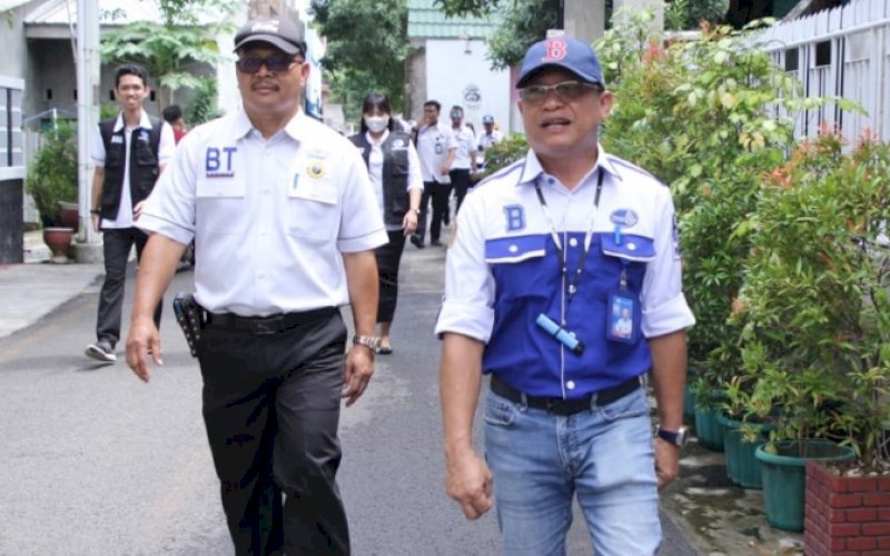 PENAGIHAN. Direktur Utama Perumda Air Minum Kota Makassar, Beni Iskandar (kanan), turun langsung ke lapangan melakukan penagihan kepada pelanggan yang melakukan tunggakan lebih dari dua bulan, Rabu (15/11/2022). foto: istimewa