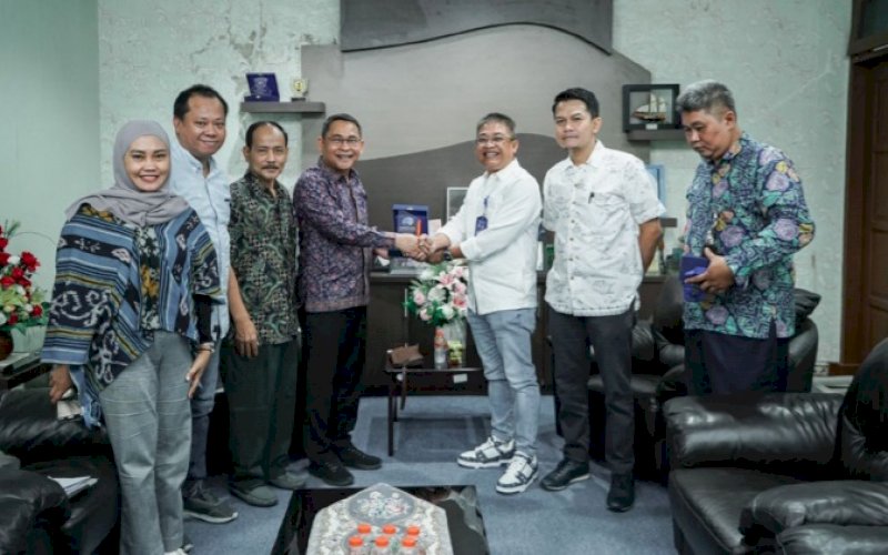 KUNJUNGAN. Direktur Utama Perumda Air Minum Kota Makassar, Beni Iskandar, menerima kunjungan rombongan dari PDAM Kabupaten Bogor di Ruang Rapat Direksi Perumda Air Minum Kota Makassar, Kamis (3/11/2022). foto: istimewa