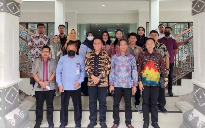KUNJUNGAN. Kepala Biro Administrasi Pimpinan (Adpim) Setda Sulsel, Andi Winarno Eka Putra, memimpin kunjungan studi komparatif Sistem Akuntabilitas Kinerja Instansi Pemerintah (SAKIP) dan Reformasi Birokrasi (RB) di Provinsi Daerah Istimewa Yogyakarta (DIY), Selasa (29/11/2022). foto: istimewa