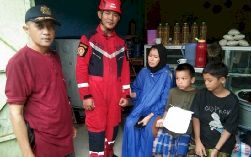SELAMAT. Bocah kakak beradik yang hanyut akibat terbawa arus banjir di Green Sudiang Residence, Kecamatan Biringkanya, Kota Makassar, sudah ditemukan, Jumat (18/11/2022) sore. foto: istimewa