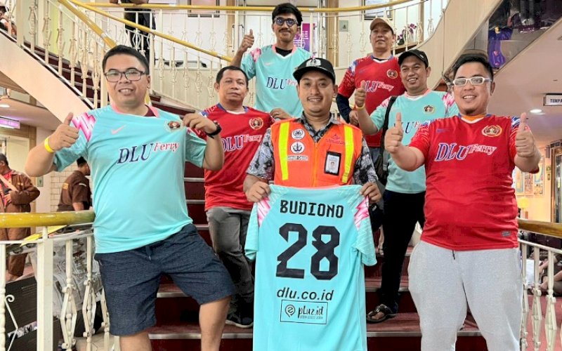 FOTO BERSAMA. Manager PT Dharma Lautan Utama Cabang Makassar, Budiono (tengah depan), bersama tim futsal PWI Sulsel yang akan berlaga di Porwanas XIII 2022 di Kota Malang, Jawa Timur, 21-27 November 2022 mendatang. foto: istimewa