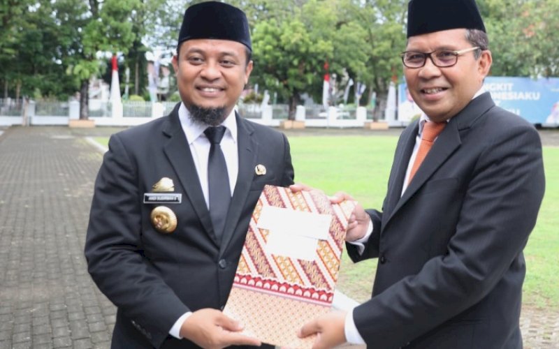 PENGHARGAAN. Wali Kota Makassar Moh Ramdhan Pomanto meraih penghargaan Bulan Imunisasi Anak Nasional (BIAN) 2022 yang diberikan langsung Gubernur Sulsel Andi Sudirman Sulaiman, usai melaksanakan upacara peringatan HKN Ke-58 2022 di Halaman Rujab Gubernur Sulsel, Kamis (17/11/2022). foto: istimewa