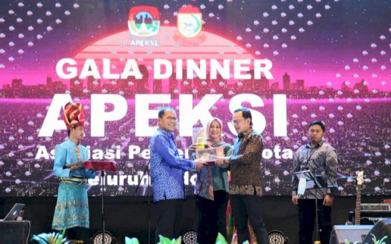 GALA DINNER. Ketua Dewan Pengurus APEKSI Bima Arya bersama Wali Kota Makassar Moh Ramdhan Pomanto saat gala dinner di sela-sela Rakernis Nasional APEKSI 2022 yang tengah berlangsung di Kota Makassar, Senin (7/11/2022). foto: istimewa