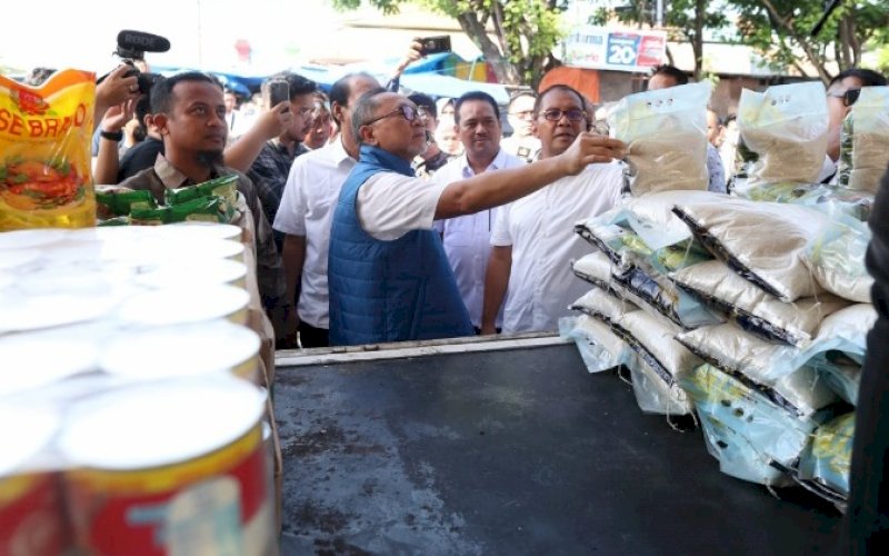 PEMANTAUAN. Wali Kota Makassar Moh Ramdhan Pomanto mendampingi Menteri Perdagangan RI Zulkifli Hasan saat berkunjung di Pasar Pa'baeng-baeng Makassar dalam rangka memantau perkembangan harga bahan pokok, Minggu (6/11/2022). foto: istimewa