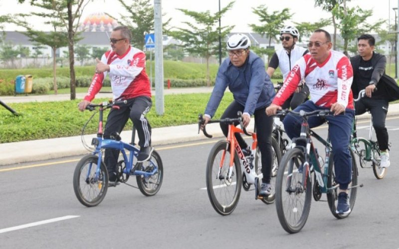 GOWES. Wali Kota Makassar, Moh Ramdhan Pomanto, bersama peserta Rakernis Nasional APEKSI mengayuh sepeda di hari kedua pelaksanaan acara, Selasa (8/11/2022). foto: istimewa