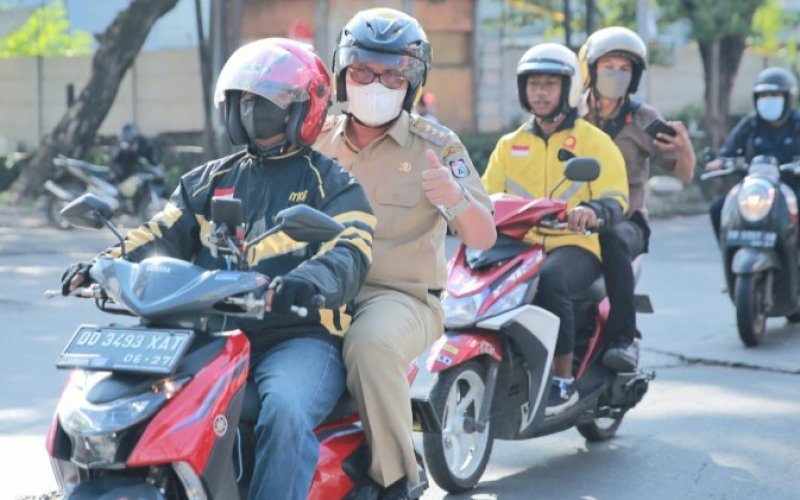 NAIK OJOL. Wali Kota Makassar, Moh Ramdhan Pomanto, naik Ojek Online (Ojol), Selasa (1/11/2022). foto: istimewa