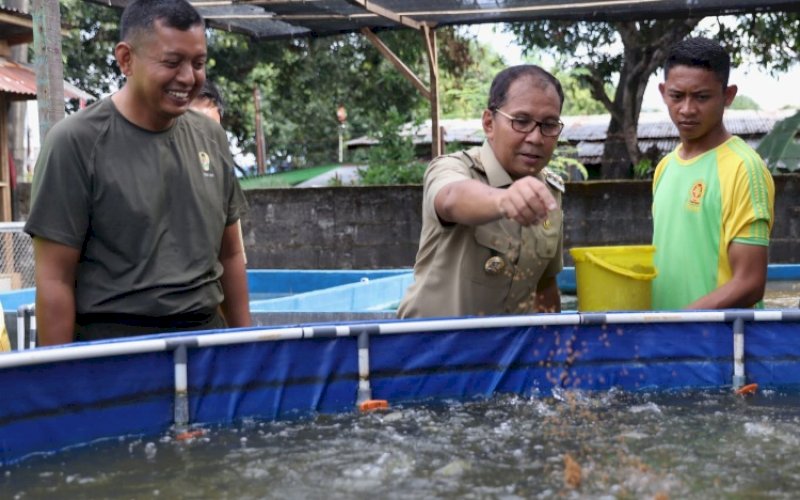 TABUR BENIH. Wali Kota Makassar, Moh Ramdhan Pomanto, melakukan tabur benih ikan nila di sela-sela meresmikan Lorong Wisata Yonarmed 6 Tamarunang, Jl Mappaodang, Kota Makassar, Selasa (15/11/2022). foto: istimewa