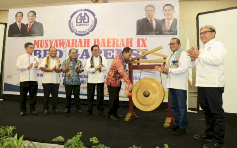 PEMBUKAAN. Wali Kota Makassar, Moh Ramdhan Pomanto, memukul gong tanda dimulainya Musda IX BPD Gapensi Provinsi Sulsel 2022 di Hotel Aryaduta Makassar, Minggu (6/11/2022). foto: istimewa