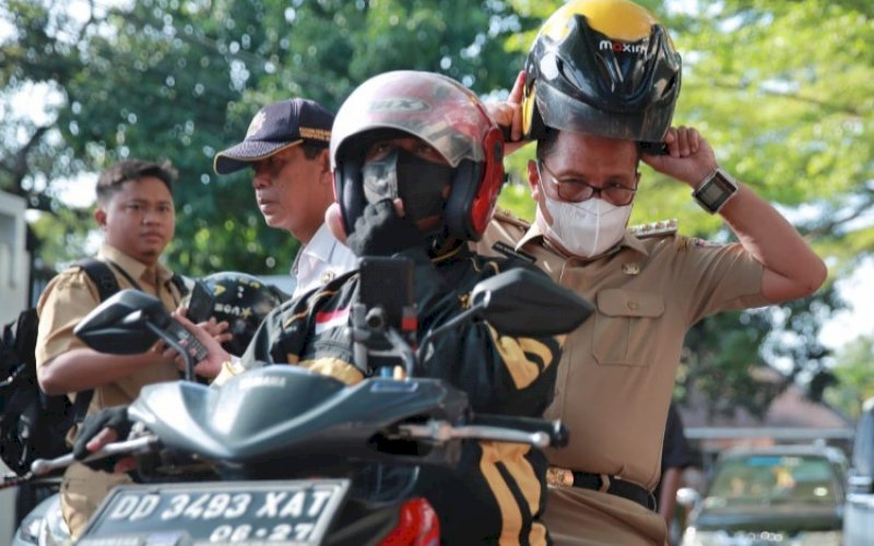 NAIK OJOL. Wali Kota Makassar, Moh Ramdhan Pomanto, naik Ojek Online (Ojol), Selasa (1/11/2022). foto: istimewa 
