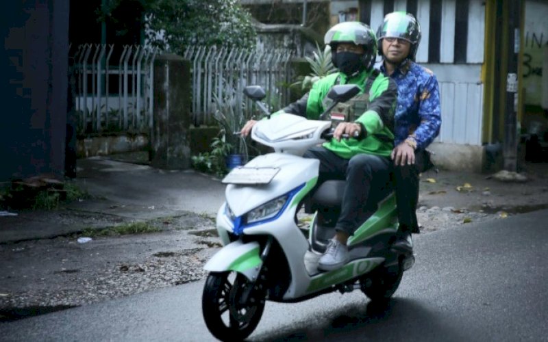 NAIK OJOL. Wali Kota Makassar, Moh Ramdhan Pomanto, naik Ojek Online (Ojol) dari kediaman pribadinya di Jl Amirullah menuju Kantor Balai Kota Makassar di Jl Ahmad Yani, Kota Makassar, Selasa (29/11/2022). foto: istimewa