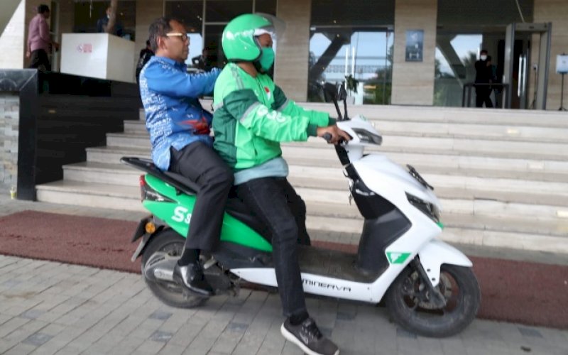 NAIK OJOL. Wali Kota Makassar, Moh Ramdhan Pomanto, saat tiba di Hotel Four Points by Sheraton Makassar menggunakan Ojek Online (Ojol), Selasa (8/11/2022). foto: istimewa