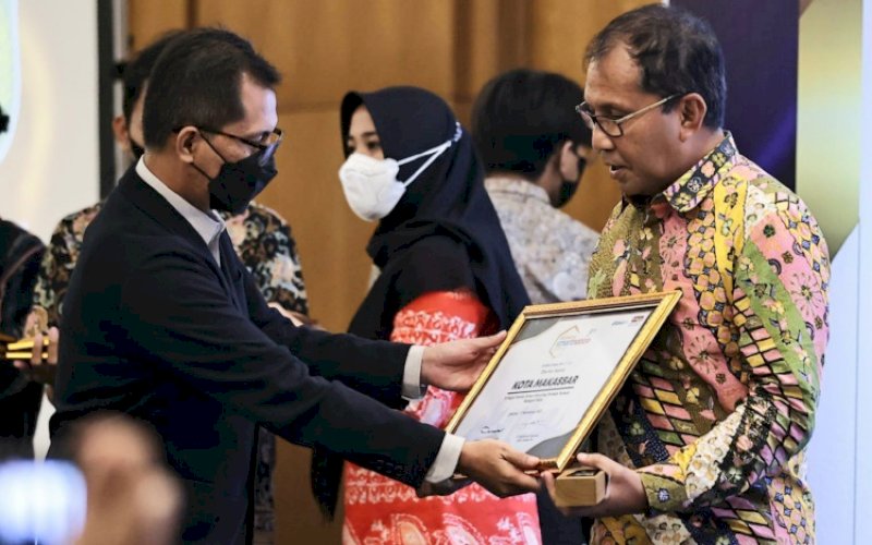 PENGHARGAAN. Wali Kota Makassar, Danny Pomanto, menerima penghargaan Indonesia Smart Nation Awards (ISNA) 2022 kategori Inovasi Smart Branding Terbaik Kategori Kota yang berlangsung di Indonesia Convention Exhibition (ICE), Jl BSD Grand Boulevard, Tangerang, Kamis (17/11/2022). foto: istimewa