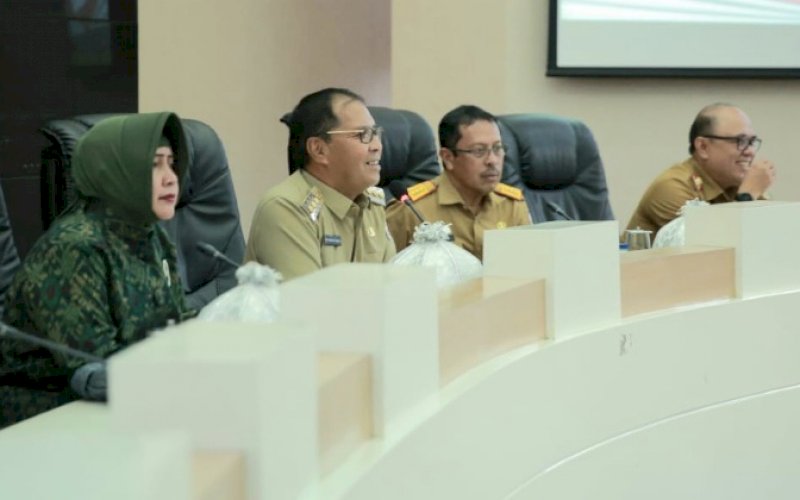 RAPAT PERSIAPAN. Wali Kota Makassar, Moh Ramdhan Pomanto, memimpin Rapat Koordinasi Persiapaan HUT Kota Makassar Ke-415 dan Rakernis APEKSI 2022 di Ruang Sipakatau, Balai Kota Makassar, Selasa (1/11/2022). foto: istimewa