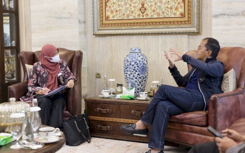 PERTEMUAN. Wali Kota Makassar Moh Ramdhan Pomanto, menerima kunjungan Pusat Pendidikan STEM Fakultas Pendidikan University of Canberra, Australia Sitti Maesuri Patahuddin di kediaman pribadinya, Jumat (4/11/2022). foto: istimewa