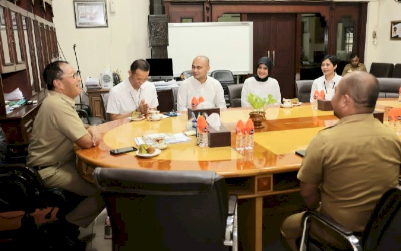 PERTEMUAN. Wali Kota Makassar Moh Ramdhan Pomanto menerima kunjungan Regional CEO Kalimantan, Sulawesi, Papua PT Garuda Indonesia Tbk Berthon Hutapea di Balai Kota Makassar, Senin (31/10/2022). foto: istimewa