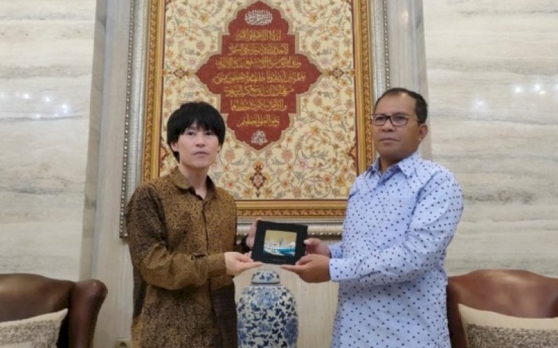 PERTEMUAN. Wali Kota Makassar, Moh Ramdhan Pomanto, menerima kunjungan JICA Indonesia Office dan Waterworks Beurau City of Kawasaki Jepang di kediamannya, Jl Amirullah, Kota Makassar, Senin (31/10/2022) malam. foto: istimewa