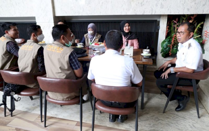AUDIENSI. Wali Kota Makassar Moh Ramdhan Pomanto menerima Ketua Perifier (Volunteer Medic and Logistic) dr Nurhayati Bahrim bersama rombongan di Jl Amirullah, Kota Makassar, Rabu (2/11/2022). foto: istimewa