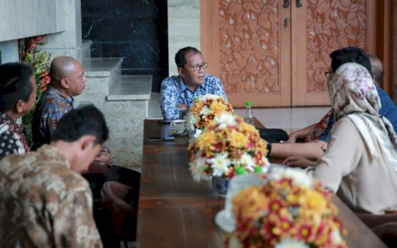AUDIENSI. Wali Kota Makassar, Moh Ramdhan Pomanto, menerima audiensi panitia Konvensi Nasional Asosiasi Ilmu Hubungan Internasional Indonesia (Vennas AIHII) XIII di kediaman pribadinya, Jl Amirullah, Kota Makassar, Kamis, (3/11/2022). foto: istimewa