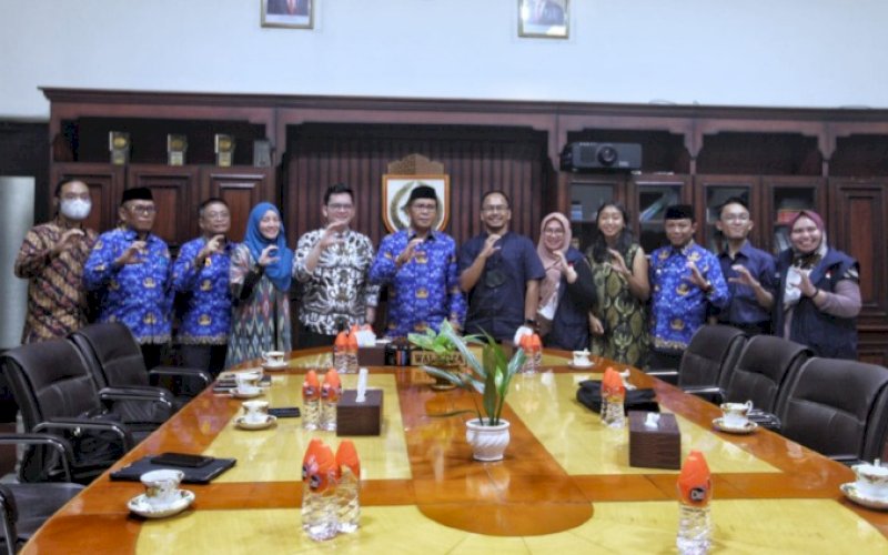 PERTEMUAN. Wali Kota Makassar Moh Ramdhan Pomanto menerima Head of Marketing and Communications Yayasan Anak Bangsa Bisa (GoTo Foundation) Varyan Griyandi bersama rombongan di Balai Kota Makassar, Selasa (29/11/22). foto: istimewa