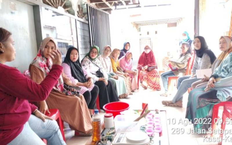 DLH Makassar Edukasi Masyarakat Mengubah Sisa Minyak Penggorengan Jadi Cuan