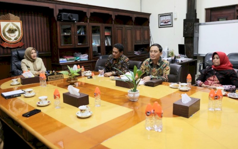 SAMBUTAN. Wakil Wali Kota Makassar, Fatmawati Rusdi, menerima kunjungan studi komparasi Pemkab Jombang, Jawa Timur di Balai Kota Makassar, Selasa (22/11/2022). foto: istimewa