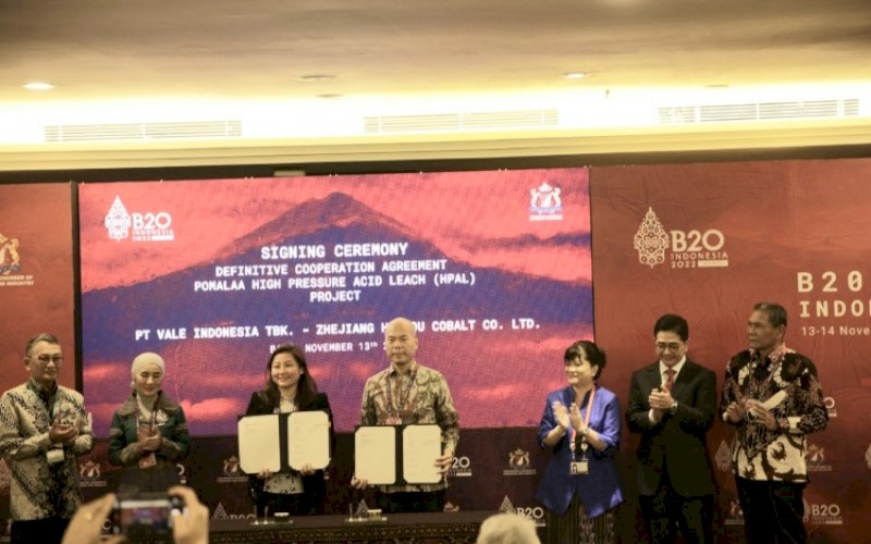 KERJA SAMA. CEO PT Vale Indonesia Febriany Eddy dan&nbsp; Ketua Huayou Chen Xuehua menandatangani perjanjian kerja sama definitif bersama untuk memproses bijih nikel PT Vale dari Blok Pomalaa di Kolaka, Sulawesi Tenggara di Nusa Dua, Bali, Minggu (13/11/2022). foto: istimewa
