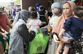 Indira Serahkan Bantuan bagi Korban Terdampak Banjir di Biringkanaya