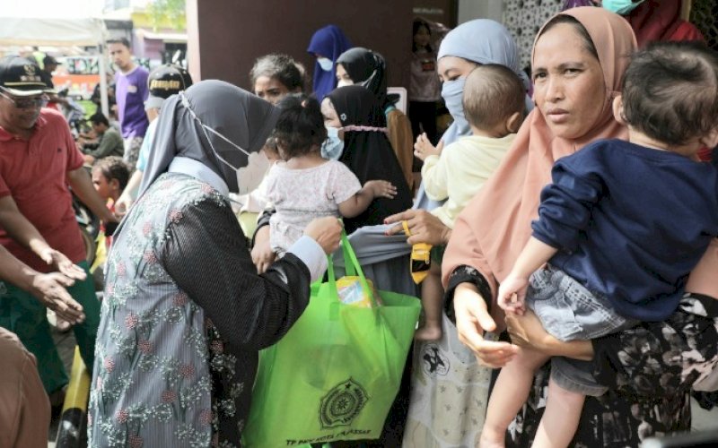 PEDULI. Ketua TP PKK Kota Makassar, Indira Jusuf Ismail, menyerahkan bantuan saat melakukan peninjauan di dua lokasi titik pengungsian di Kecamatan Biringkanaya, Sabtu (19/11/2022). foto: istimewa