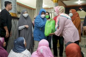 Indira Berikan Bantuan Korban Banjir di Laikang