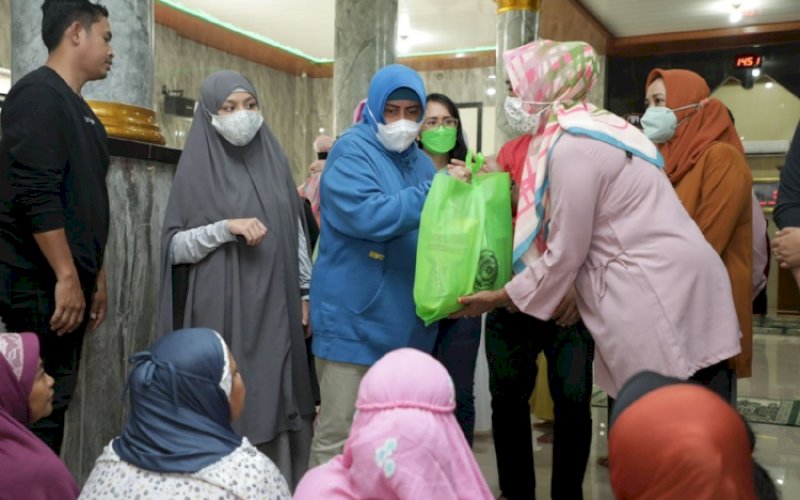 PEDULI. Ketua TP PKK Kota Makassar, Indira Jusuf Ismail, mengunjungi dan memberikan bantuan bagi warga yang terdampak banjir saat mengunjungi salah satu posko di Kelurahan Laikang, Kecamatan Biringkanaya, Kota Makassar, Minggu (20/11/2022). foto: istimewa